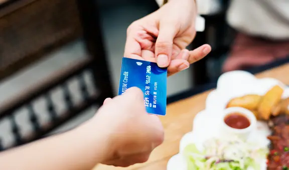 Mujer termina con una deuda de US$1.800 luego de que su amiga le robase su tarjeta