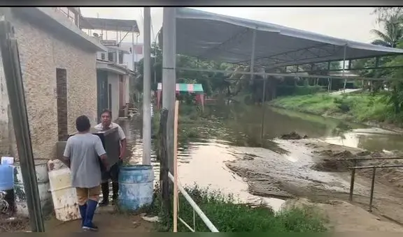 Familias de Piura abandonan sus viviendas tras colapso de desagües y falta de agua