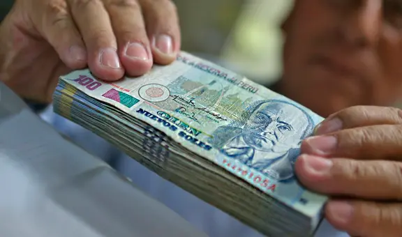 ¿Qué debo hacer si recibo billetes falsos del cajero automático?