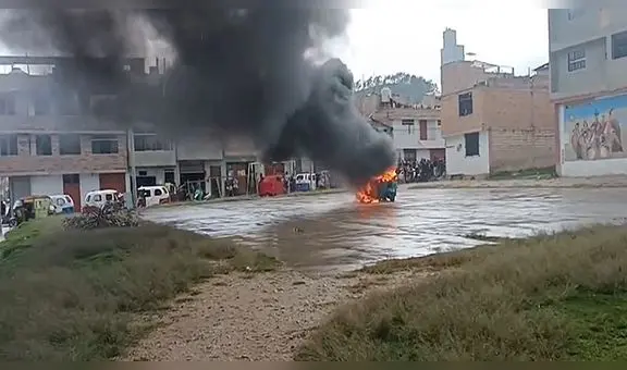 ¡Justicia con sus propias manos! Vecinos quemaron mototaxi de delincuentes en Cajamarca
