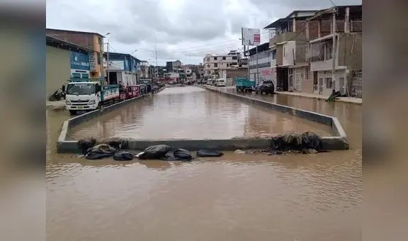Río Tumbes se desborda en el centro de la ciudad tras crecida del caudal