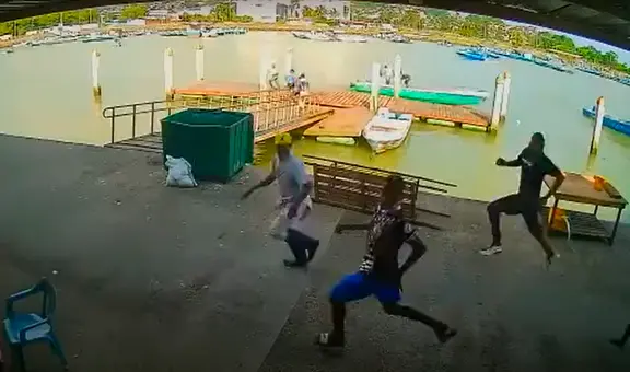 Momento exacto en el que 30 sicarios asesinan a 9 personas en un puerto pesquero de Ecuador