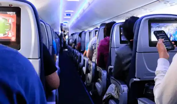 ¿Es bueno cargar tu teléfono en el puerto USB que algunos aviones poseen en sus asientos?