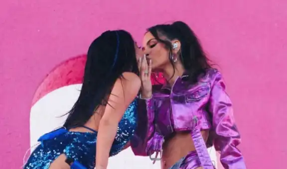 Becky G y Natti Natasha impactaron al besarse en vivo en el Festival Coachella