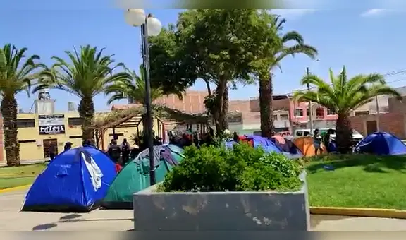 Migrantes ocupan plazas públicas de Tacna como vivienda tras no poder cruzar a Chile