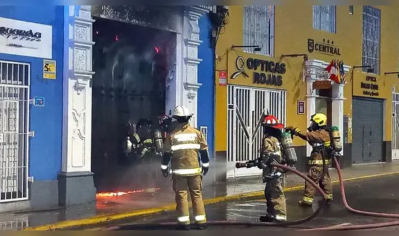 Bomberos rescatan a mujer adulta que quedó atrapada en medio de incendio en Trujillo
