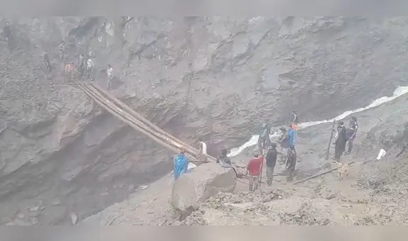 Comuneros arriesgan su vida y construyen puente artesanal en medio del abismo y el agua en Piura