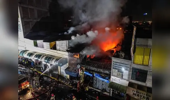 Fuerte incendio se registra en centro comercial ubicado en el centro de Arequipa