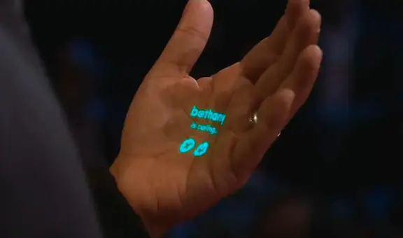 ¿Adiós a los smartphones? Crean dispositivo con IA que proyecta una pantalla en tu mano