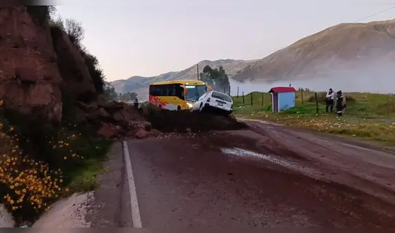 Dos vehículos quedaron atrapados tras derrumbe de tierra en la vía Cusco-Arequipa a la altura de Tinta