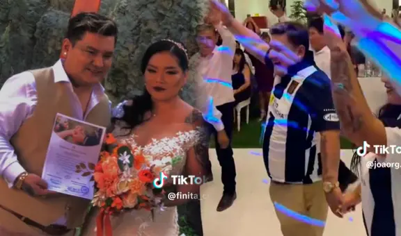 Barristas de Alianza Lima irrumpen en la boda de Chacalón Jr. y le dedican emotivos cánticos