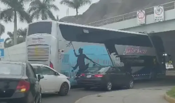 Chorrillos: bus interprovincial quedó atrapado en un puente de la Costa Verde tras intentar pasar