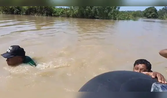 Agricultores tienen que nadar para ingresar a sus terrenos inundados tras desborde de río en Piura
