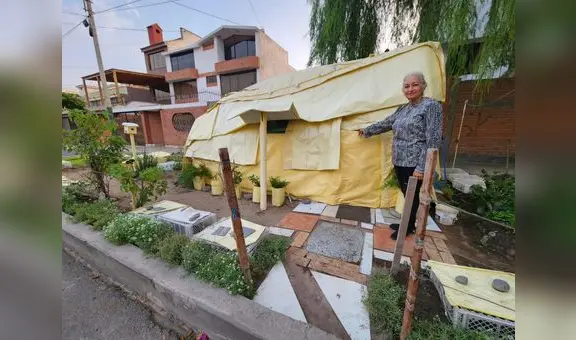 Fue desalojada por su familia y ahora vive en una casa de papel: el caso de Amelia Chávez