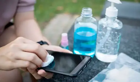¿Por qué no debes limpiar la pantalla de tu teléfono con alcohol, vinagre o toallitas húmedas?