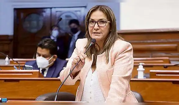 Congresista acusada de recortar sueldos envió saludo por el Día del Trabajo
