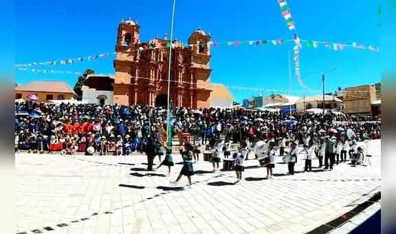 Niños interpretan "Esta democracia ya no es democracia" en concurso de bandas en Puno
