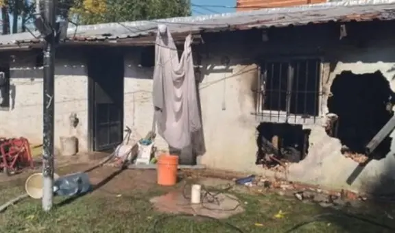“Estaban abrazaditos”: encuentran sin vida a 2 hermanos tras incendiarse su casa en Argentina