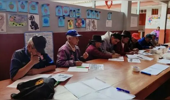 Enseñan a leer y escribir a 30 adultos mayores:  "Ya puedo reconocer algunas palabras"