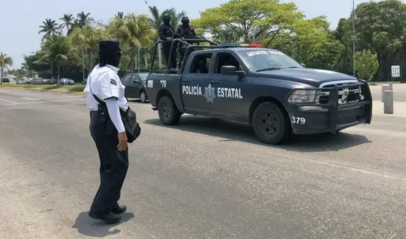 Cadáver de hombre acusado por violación es colgado a un arco en carretera de México