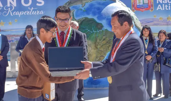 Autoridades de Puno premian con laptops a jóvenes que lograron ingreso a universidad: “Excelente gesto”