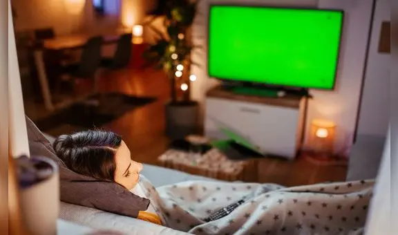 ¿Dejar el televisor enchufado consume energía?