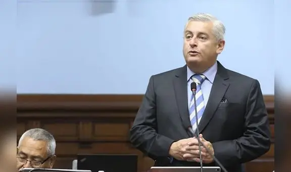 Fujimorista que llamó "mantel de chifa" a wiphala invita a historiadora para defenderse, pero esta lo recrimina