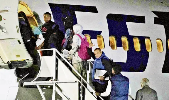 Primer vuelo humanitario partió desde Arica con 115 migrantes