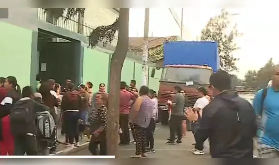 Sujeto deja estacionado su camión por 2 meses fuera de colegio: "Yo sé que no debe estar ahí"