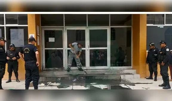 Vecinos lanzan agua de desagüe a municipalidad en Piura por falta de servicios básicos