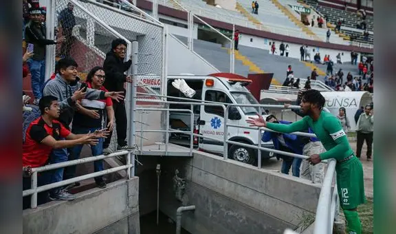 Cáceda, portero del FBC Melgar, regala sus guantes a niño: “Quiero ser un gran arquero como tú”