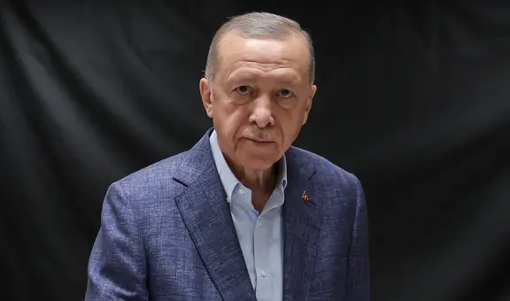 Presidente Erdogan encabeza resultados de elecciones en Turquía con 52% de votos escrutados