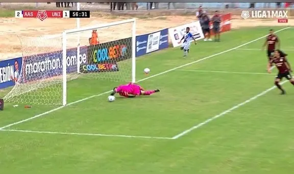 ¡Terrible blooper de Carvallo! El arquero dejó pasar el balón de manera insólita y la 'U' pierde 2-1