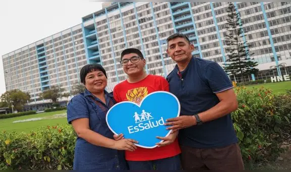 Adolescente con problemas en la columna vuelve a caminar gracias a compleja operación