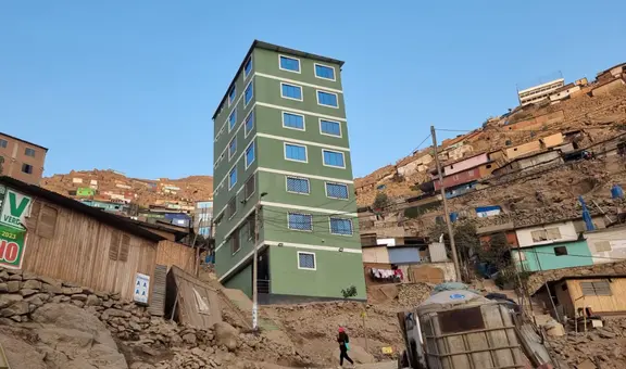 La insólita casa de 7 pisos en un asentamiento humano de SJL: "Se excedieron"