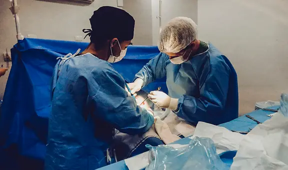 Hombre terminó inconsciente luego de usar 9 anillos en el pene para mejorar su desempeño sexual