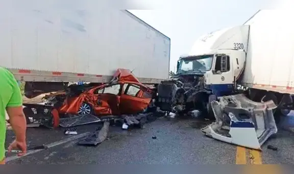 Auto queda aplastado, pero conductor se salva de milagro en una carretera de México