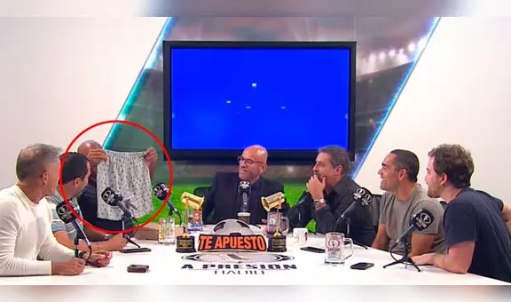 Waldir Sáenz recibió curioso regalo con alusión a Hernán Barcos en pleno programa