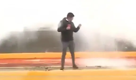Reportero fue sorprendido en vivo por fuerte ola mientras informaba desde la Costa Verde
