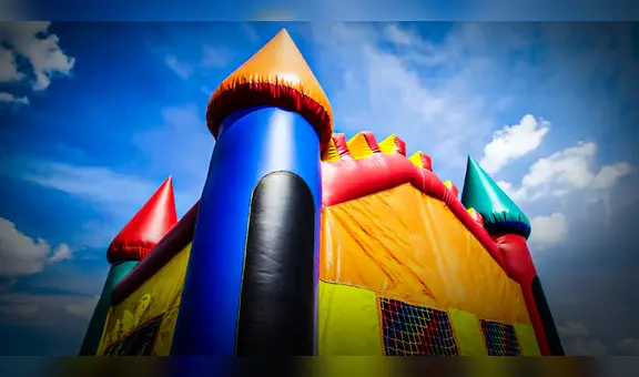 Niña de 4 años fallece por asfixia al enredarse en castillo inflable, en Ucrania