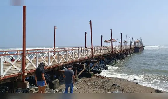 Parte del muelle de Huanchaco es destruido por fuertes oleajes en Trujillo