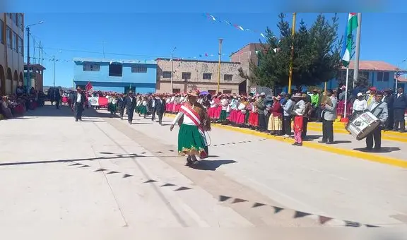 Celebran aniversario de centro poblado de Puno cantando "Esta democracia ya no es democracia"