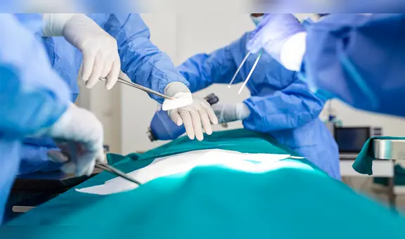 Despiden a cirujano por pedirle a trabajadora de limpieza que lo ayudara con una amputación