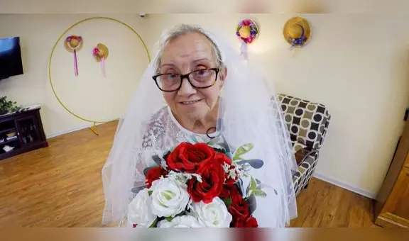 Mujer de 77 años tiene la boda soñada al casarse con ella misma: "Es lo que siempre quise"