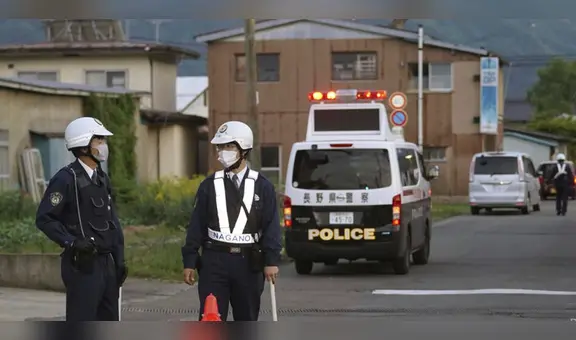 Mueren una mujer y 2 policías en un tiroteo en Japón: el atacante está escondido en el edificio