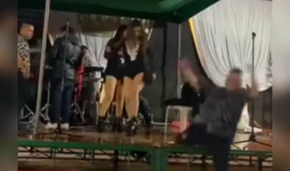 ¡Gran susto! Cantante cae de escenario tras recibir descarga eléctrica en Arequipa