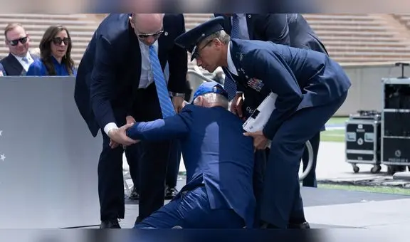 Joe Biden, presidente de Estados Unidos, se tropieza en ceremonia de la Fuerza Aérea