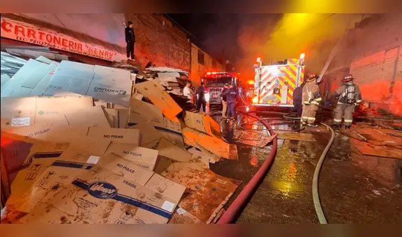 La Victoria: más de 10 unidades de bomberos intentan controlar incendio en almacén de cartones