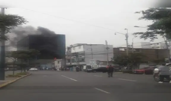 Jesús María: incendio de grandes proporciones se registra frente al hospital Rebagliati