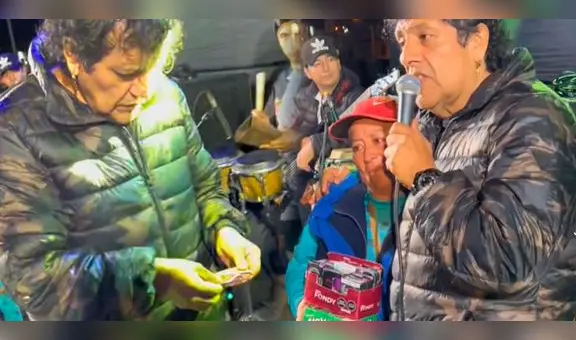 Toño Centella solidario: sube a vendedora ambulante al escenario y compra todos sus productos